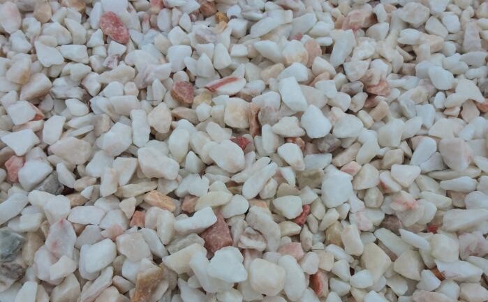 Graviers de marbre blanc rosé
