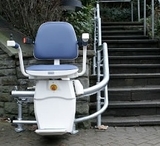 Außenlift für kurvige Treppen