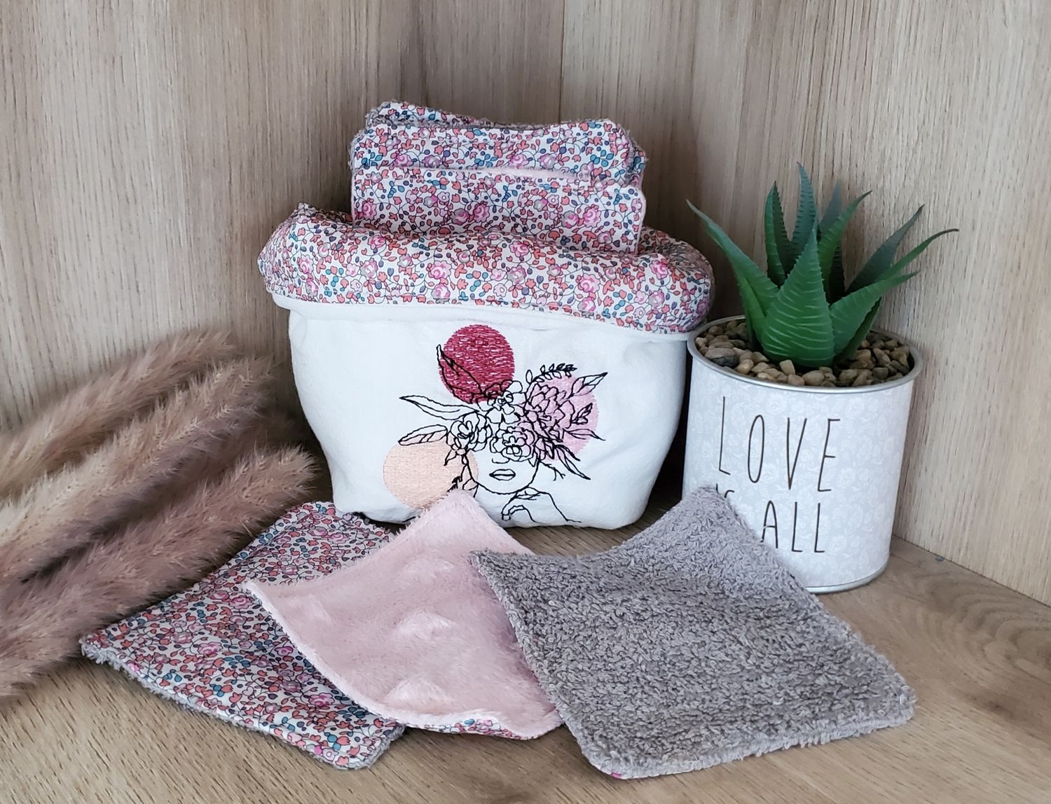 Panier brodé + lingettes démaquillantes