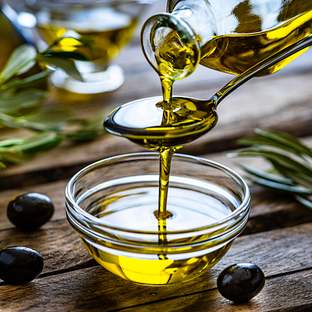 Вместо оливкового масла можно. Оливковое масло. Масло оливы. Оливки и оливковое масло. Оливковое масло в чашечке.