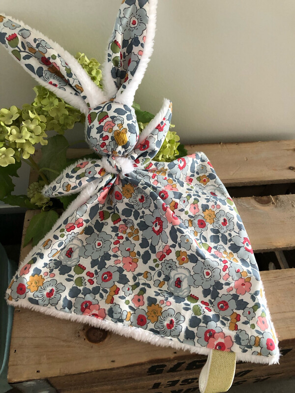 Doudou lapin peluche et coton bio