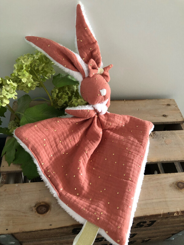 Doudou lapin peluche et double gaze certifié oeko-tex