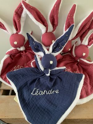 Doudou lapin personnalisé peluche et double gaze bio