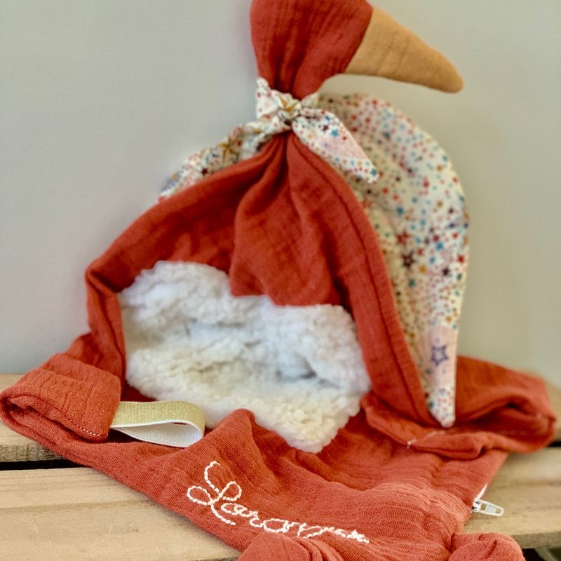Doudou Oie Personnalisée – Grand Doudou Bébé en Double Gaze Bio avec Emplacement Bola