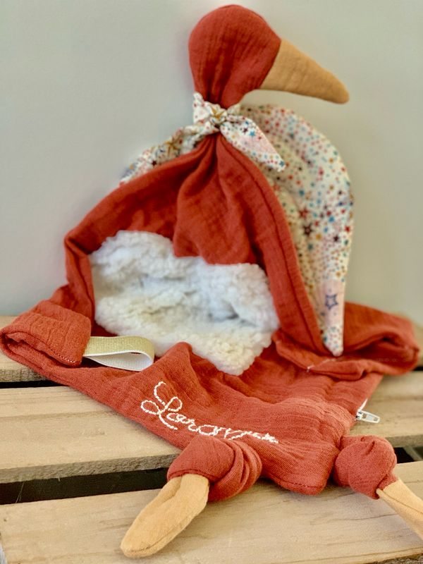 Doudou Oie Personnalisée – Grand Doudou Bébé en Double Gaze Bio avec Emplacement Bola