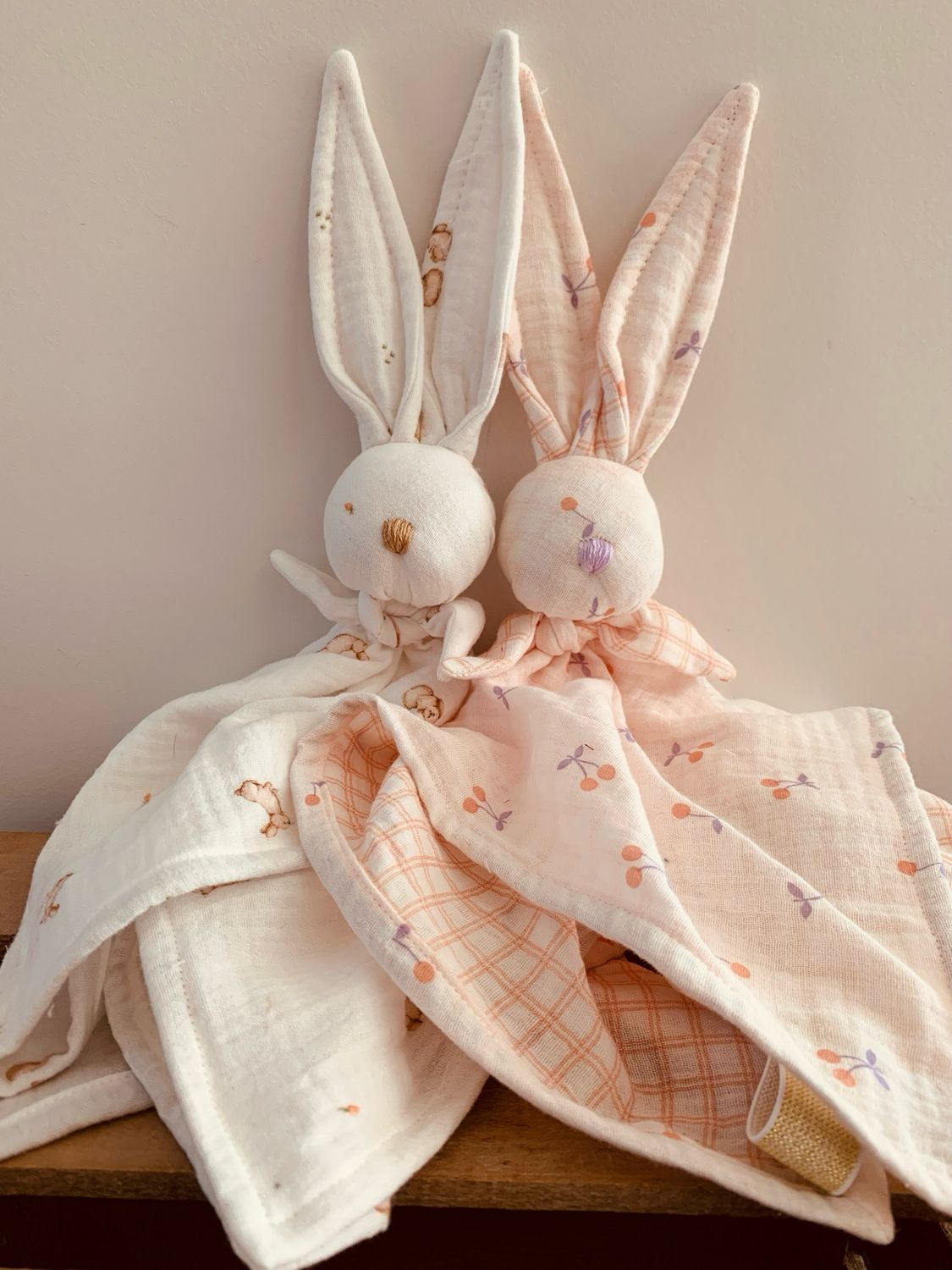 Grand Doudou lapin double gaze de coton à motifs bio