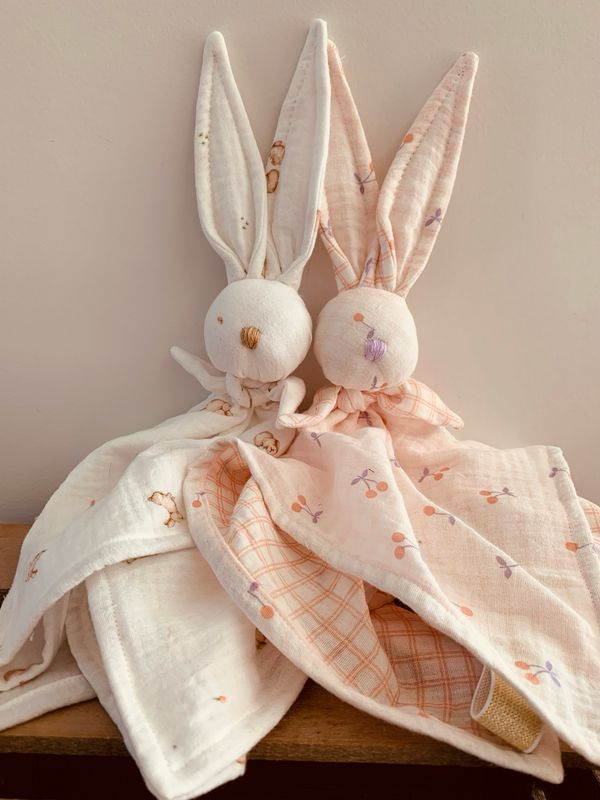 Grand Doudou lapin double gaze de coton à motifs bio