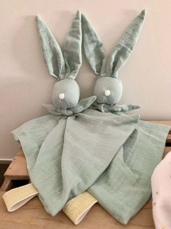 Doudou lapin double gaze de coton certifiée oeko tex
