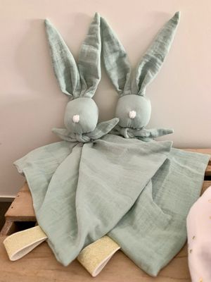 Doudou lapin double gaze de coton certifiée oeko tex