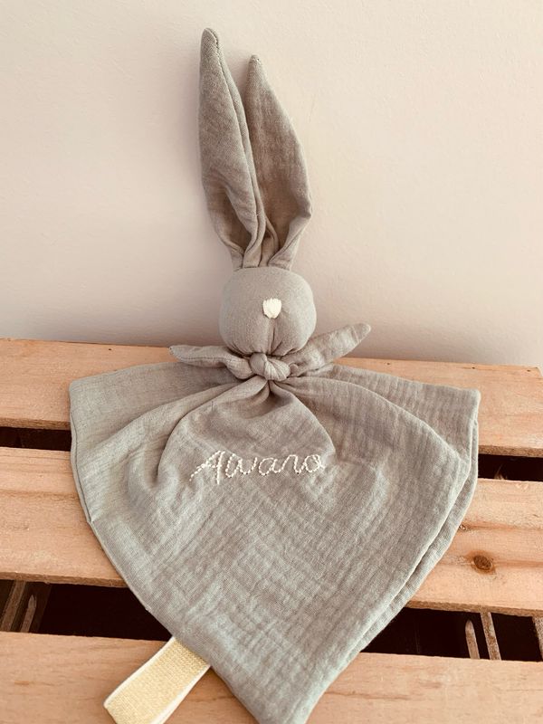 Doudou lapin personnalisé double gaze certifiée oeko tex