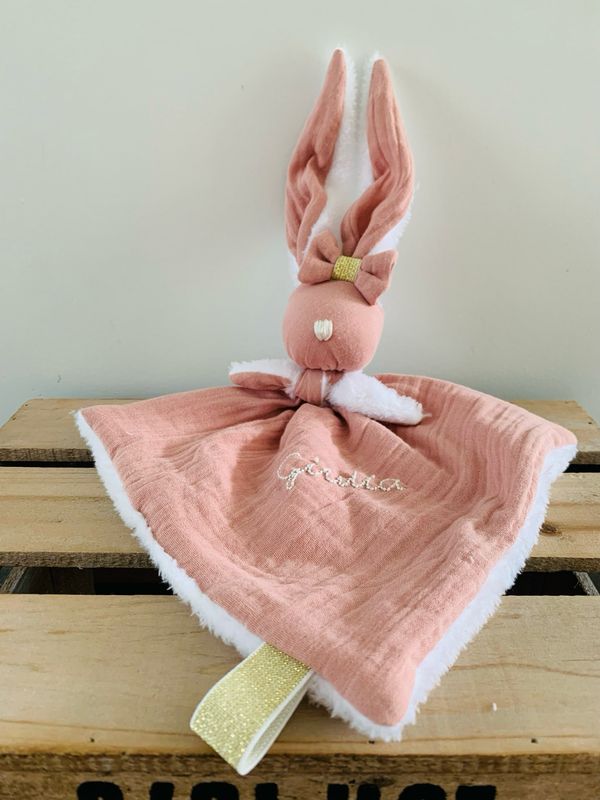 Doudou lapin personnalisé peluche et double gaze bio