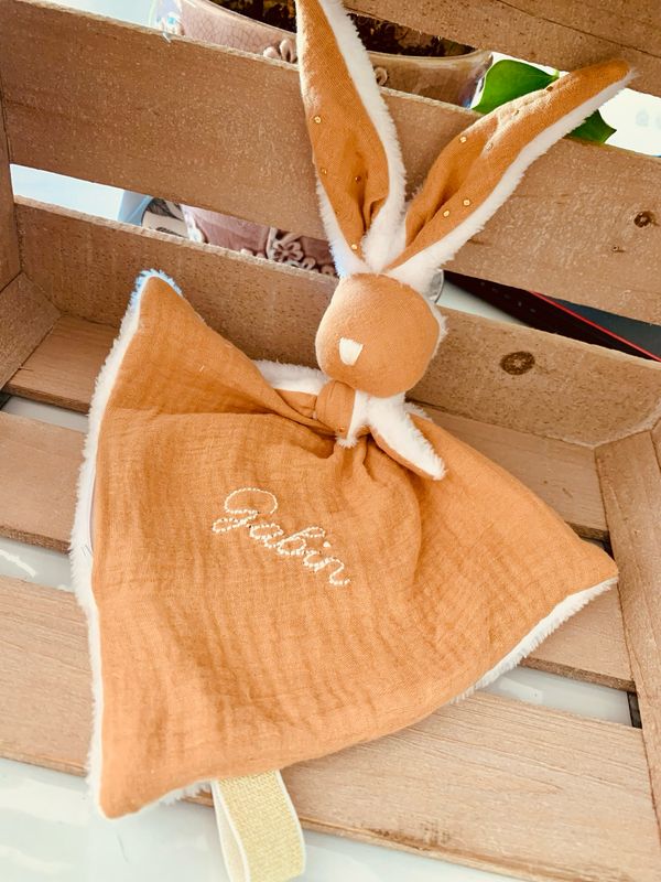 Doudou lapin personnalisé peluche et double gaze bio