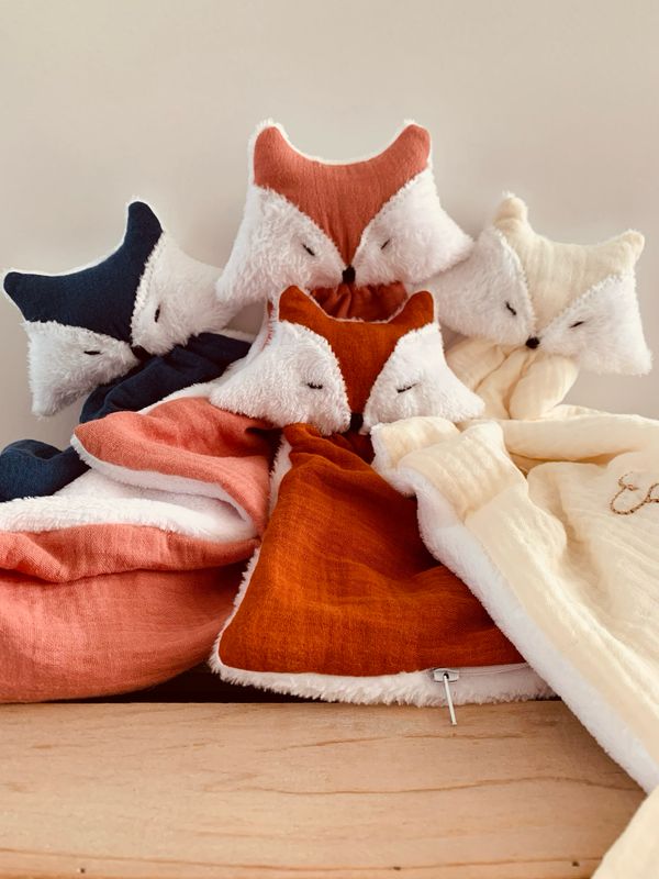 Doudou renard personnalisé en double gaze – cadeau de naissance bébé – fait main Doudou renard personnalisé en double gaze – cadeau de naissance bébé – fait main