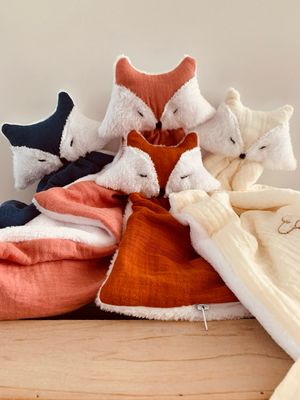Doudou renard personnalisé en double gaze – cadeau de naissance bébé – fait main Doudou renard personnalisé en double gaze – cadeau de naissance bébé – fait main