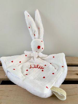 Doudou bola « Mon petit ❤️ » double gaze de coton motifs coeur rouge et peluche bio