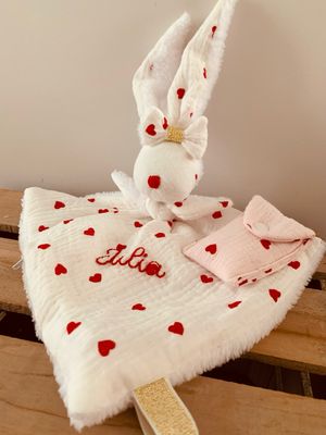 Doudou bola « Mon petit ❤️ » double gaze de coton motifs coeur rouge et peluche bio