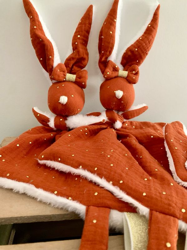 Doudou lapin peluche et double gaze certifié oeko-tex