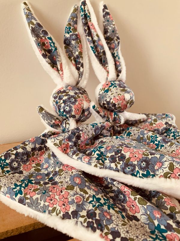 Doudou lapin peluche et coton bio