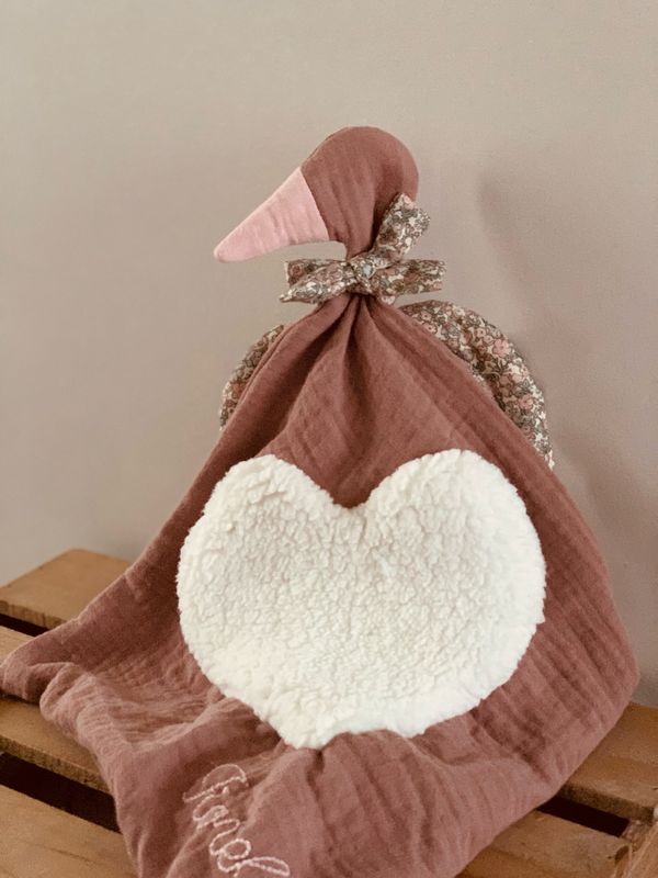 Doudou Oie Personnalisée – Grand Doudou Bébé en Double Gaze Bio avec Emplacement Bola