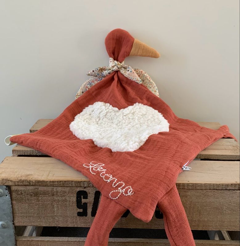 Doudou Oie Personnalisée – Grand Doudou Bébé en Double Gaze Bio avec Emplacement Bola