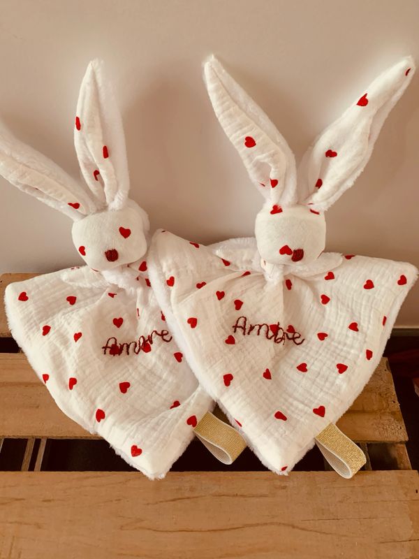 Doudou bola « Mon petit ❤️ » double gaze de coton motifs coeur rouge et peluche bio