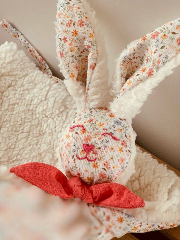 Doudou lapin bola personnalisé coton et peluche bio