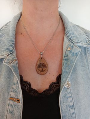 Colliers gravés au laser