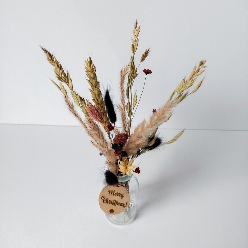 Vaasje met houten label en droogboeket