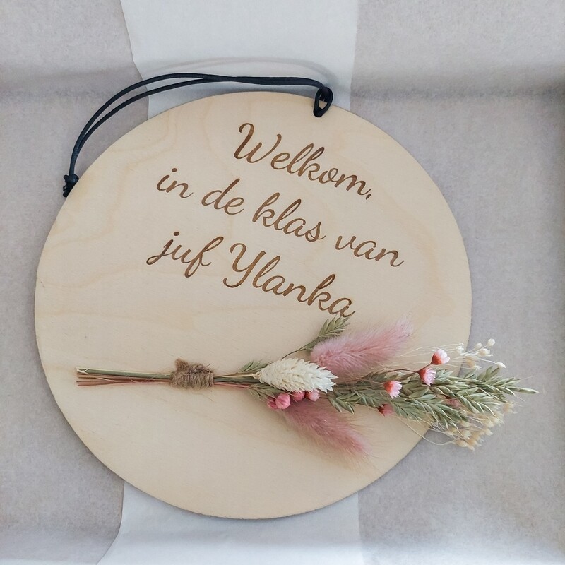 Gegraveerde cirkel met droogboeket