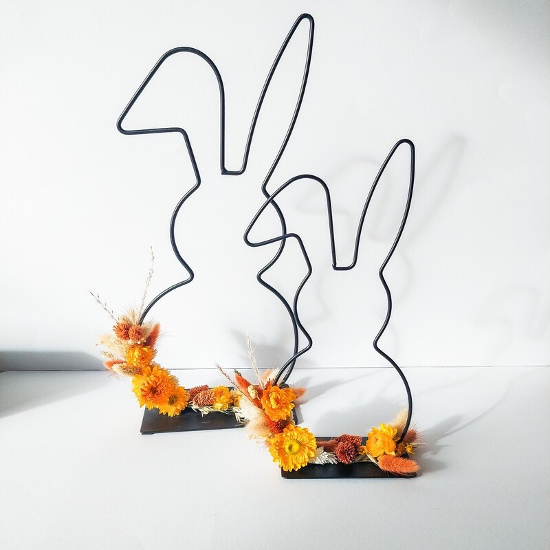 Konijn met droogbloemen