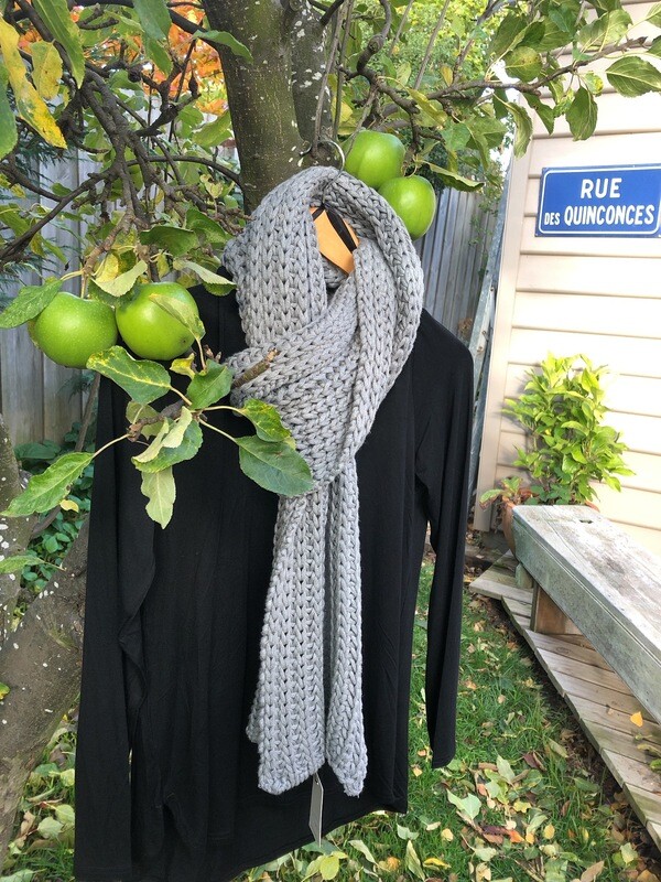 TEXTURED KNIT SCARF