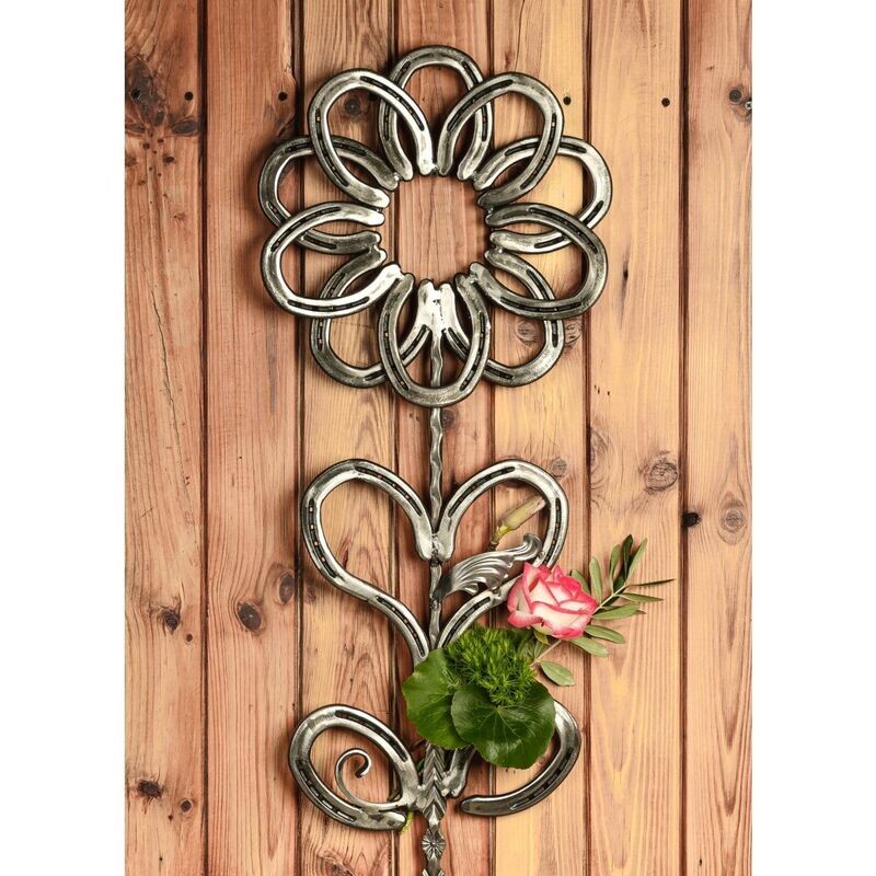 Horseshoe flower with 12 horseshoes and an integrated heart