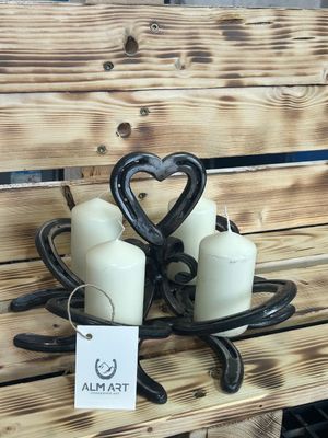 Adventkranz für Pferdefreunde aus 8 Hufeisen mit Herz