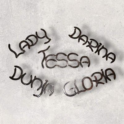 Schriftzüge aus Hufeisen