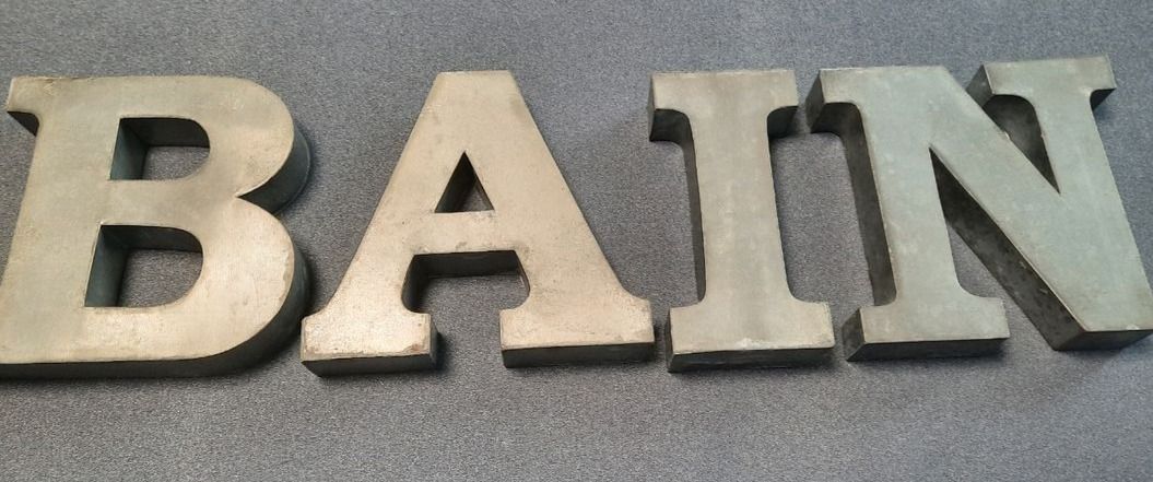 Lettres BAIN en zinc