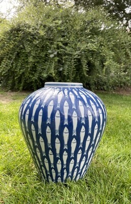 Beau vase blanc et bleu avec motifs de poissons