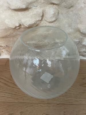 Vase boule en verre cannelé
