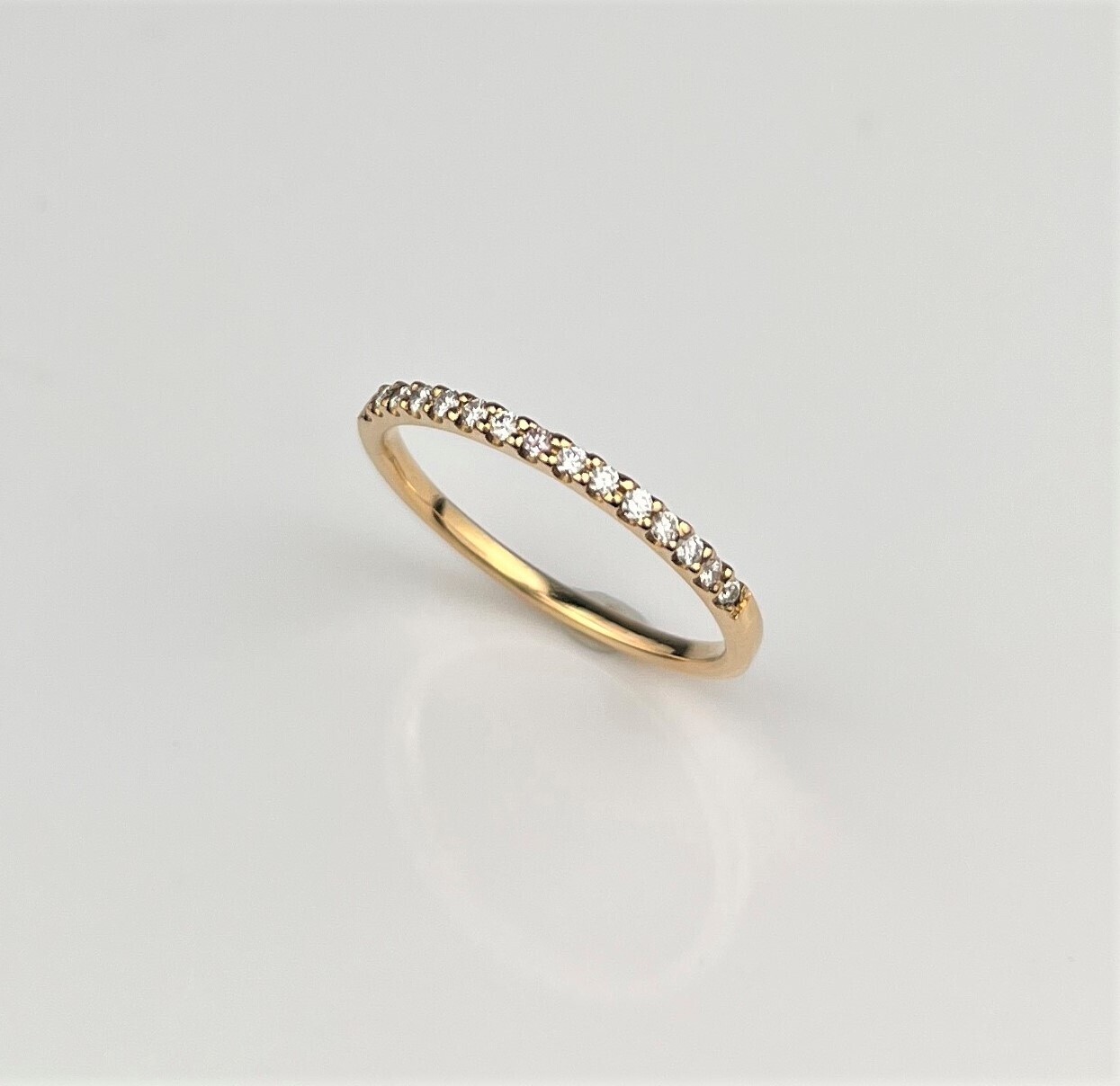 14K Yellow Gold Ring with 14 White and 1 Pink Diamonds Size 6