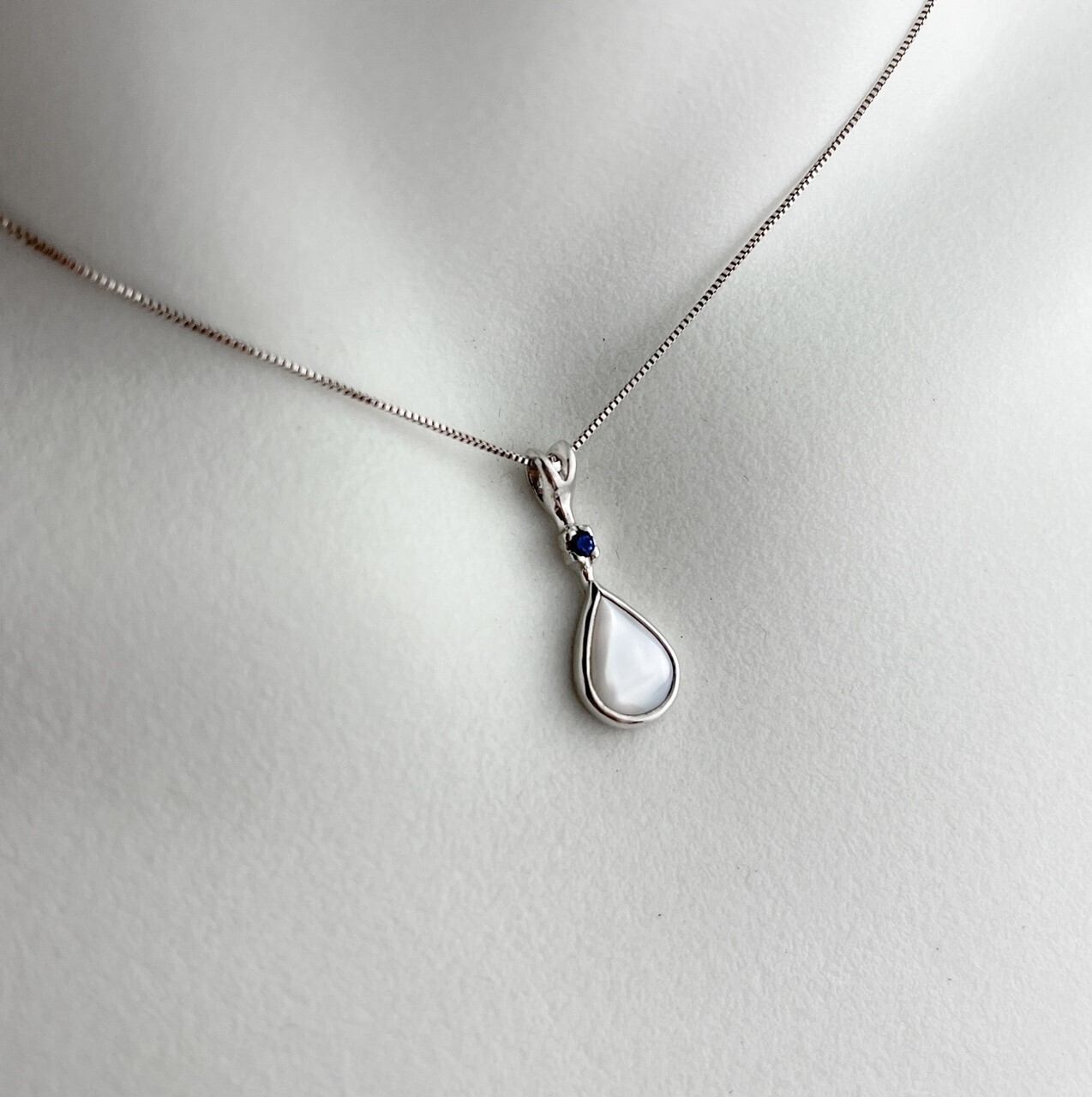Mother of Pearl SS 2mm Blue Sapphire Pendant 16