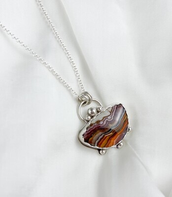 Sangria Lace Agate Necklace on 18