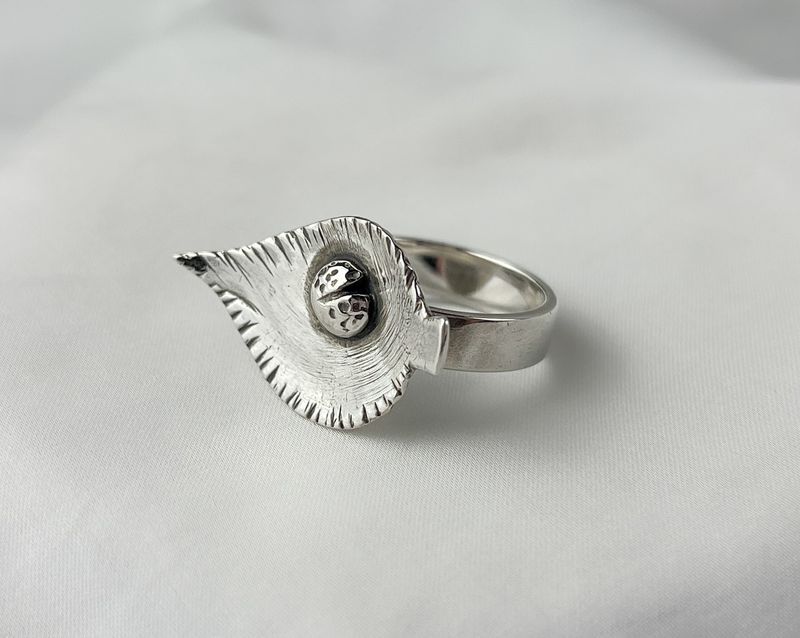 Leaf with Lady Bug Center Ring Size 7.5