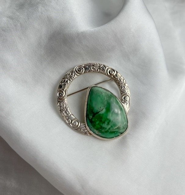 Brooch: Bezel Set Utah Variscite Round Patterned Wire