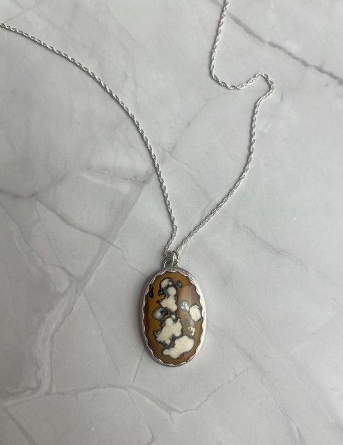 Sagnetic Agate Gold Beige Black Oval Pendant SS 18&quot;