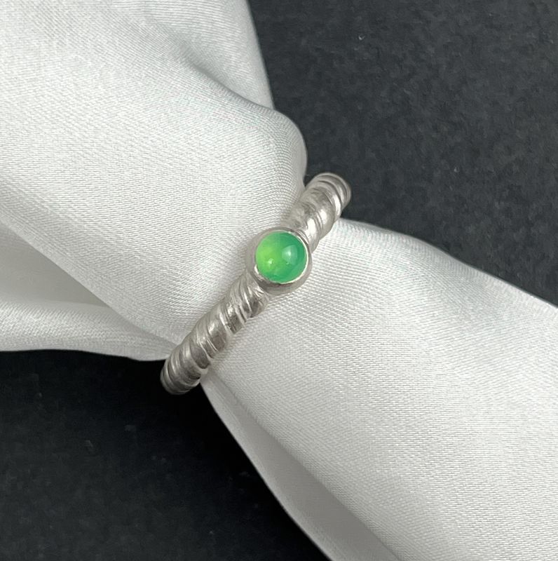 Cordage, Twisting Ring with Chrysoprase Cabochon Size 6.5 Cordage, Twisting Ring with Chrysoprase Cabochon Size 6.5