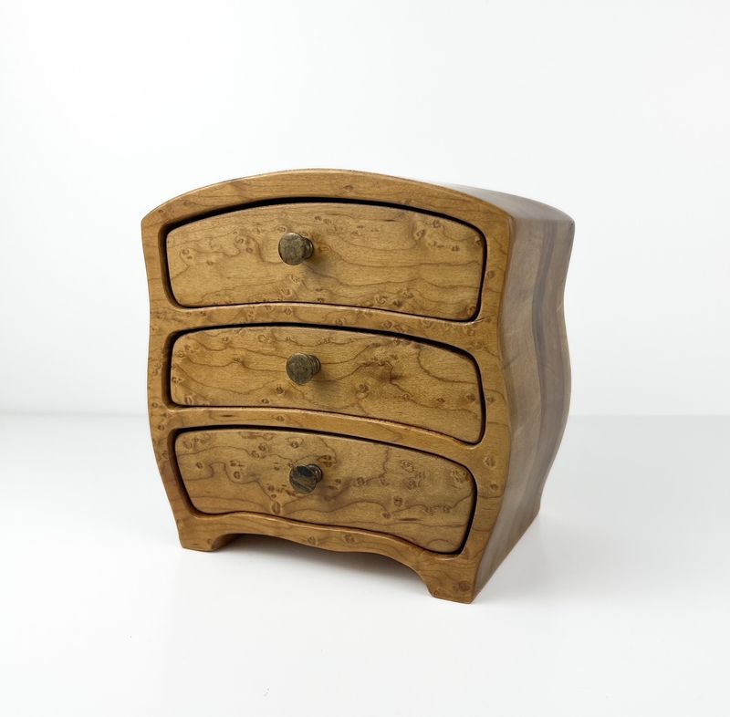 Retro Dresser Toasted Curly Maple, Birdseye 7x7"