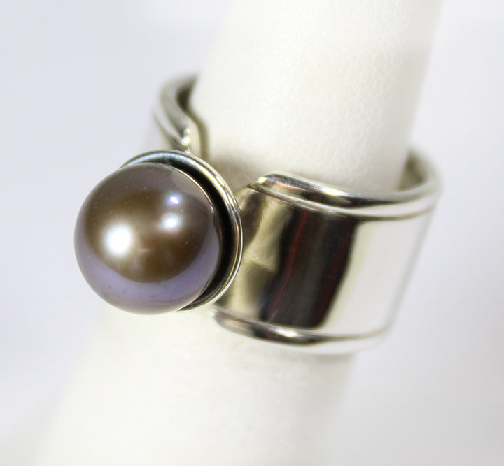 Large Pearl - Black Ring