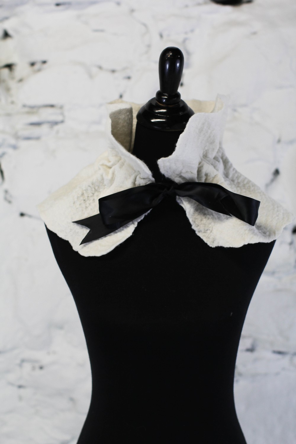 White Collar with Black Bow