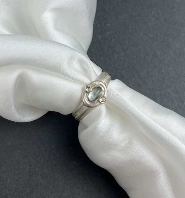 La Boucle Ring with Aquamarine Cabochon and 2 Morganites (2mm) Size 7.75