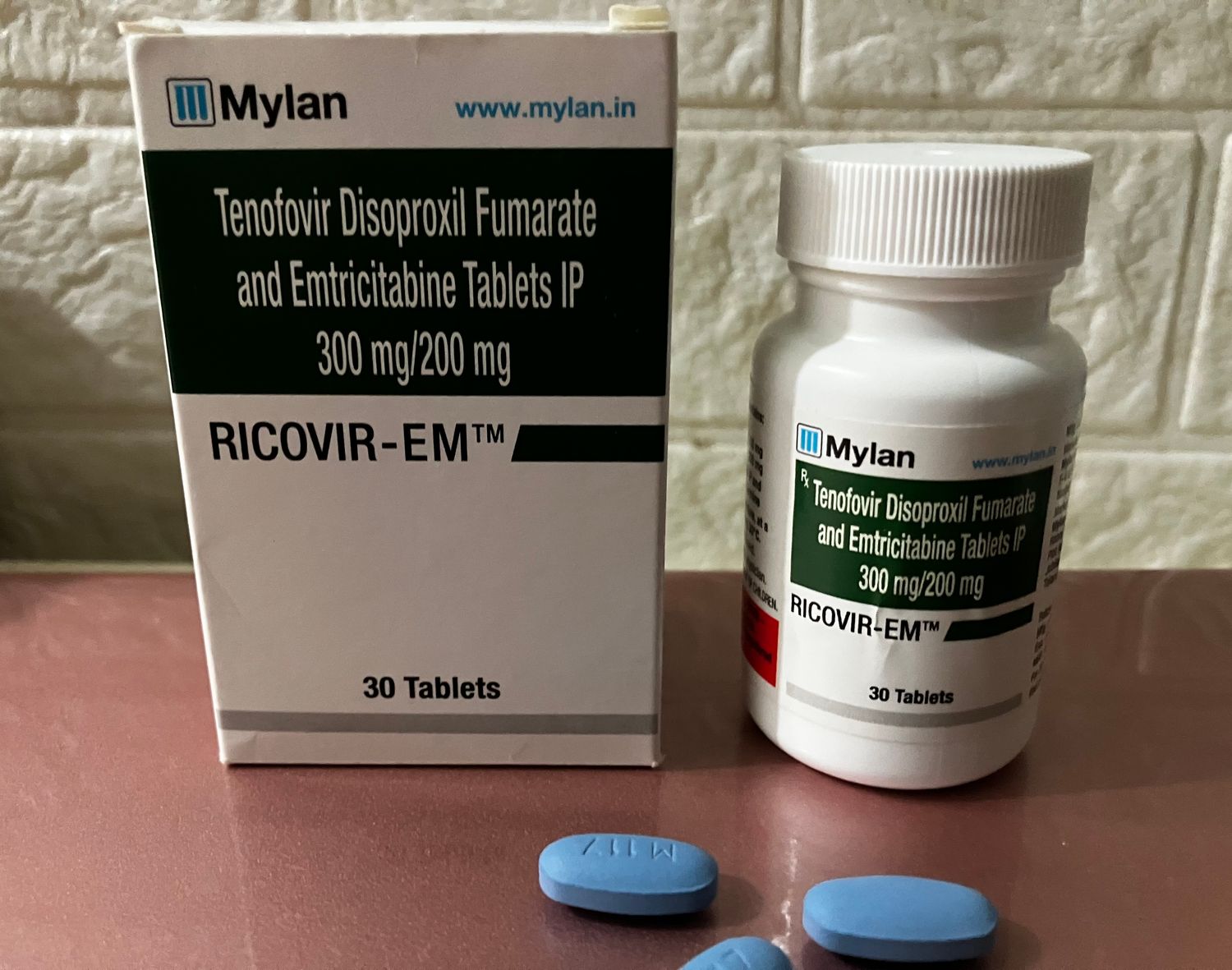 Ricovir EM (リコビルEM) 
表示されている金額には、税金、送料を含みます。
ツルバダのジェネリック医薬品で、エムトリシタビン200mg及びテノホビルジソプロキシルフマル酸塩300mgの配合薬で、ツルバダと同じ薬効成分です。
米国食品医薬