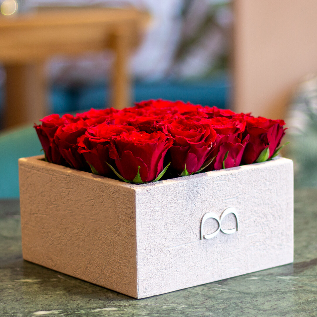 16 Red Roses MOMAZ Special Box